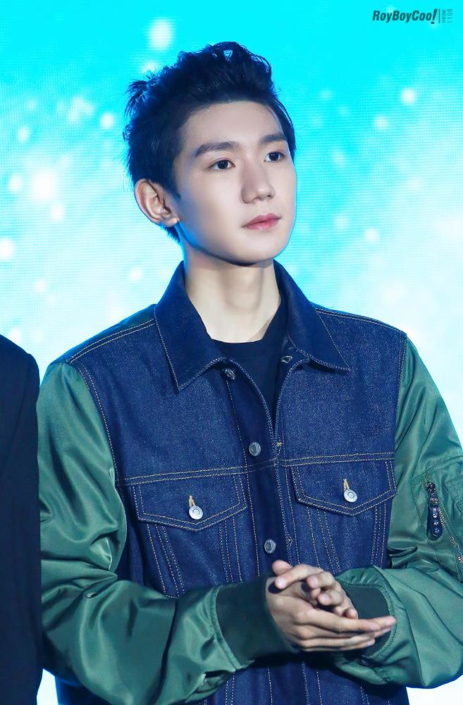 李玟晒和王源新合影,时隔四年再聚,粉丝却关注源哥眼睛,又变了