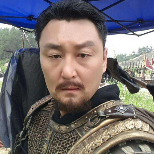 翻看刘朔的微博动态,发现他的社交账号依然在保持更新,除了2月份微博