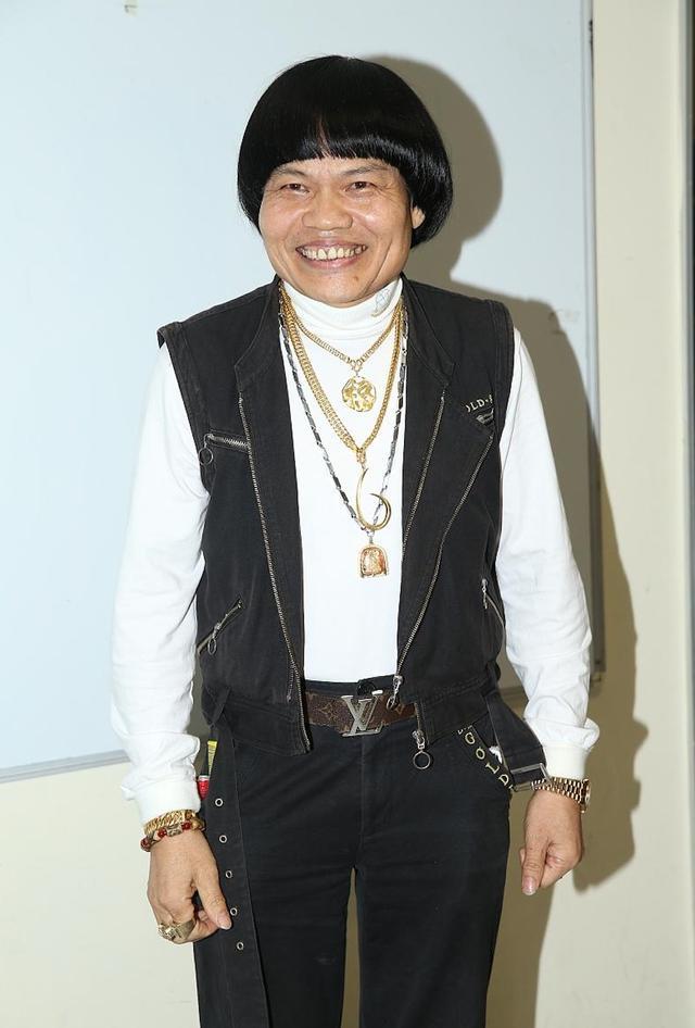 八两金父子登台近照曝光25岁八两仔化妆出镜眉清目秀似女生