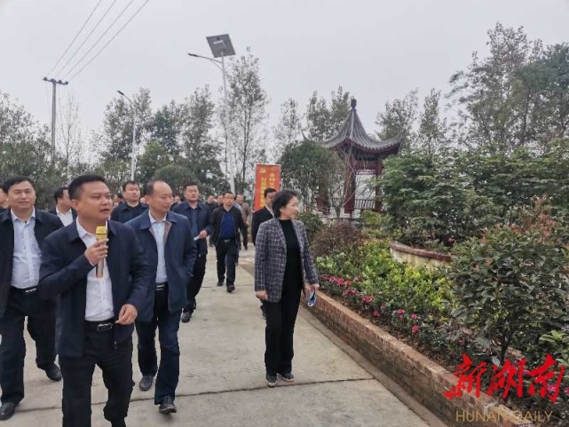 湘西州建设美丽湘西工作流动现场会在泸溪县浦市镇五果溜村召开