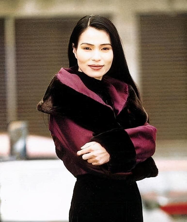 潘越云:滚石第一位签约歌手,酒后录出大火的《野百合也有春天》_腾讯