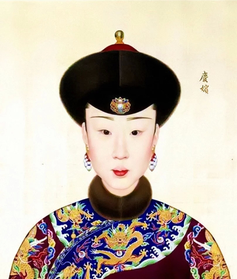庆嫔,即后来的庆恭皇贵妃陆氏,此画像为陆氏28岁时的相貌.