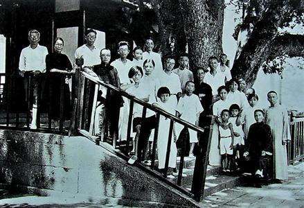 朱自清|《荷塘月色》中的闰儿，被妈妈哄睡，平时恐怕被朱自清打过不少次