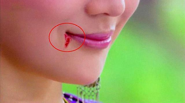 穿帮镜头|影视剧穿帮镜头，拍战争戏演员笑场，杨过断了哪条胳膊？