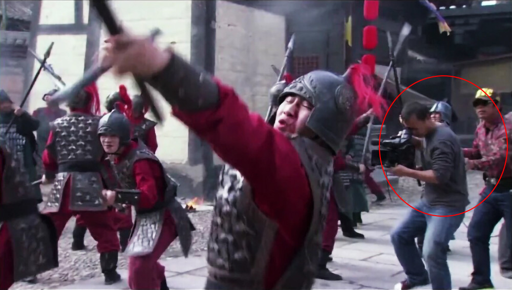穿帮镜头|影视剧穿帮镜头，拍战争戏演员笑场，杨过断了哪条胳膊？