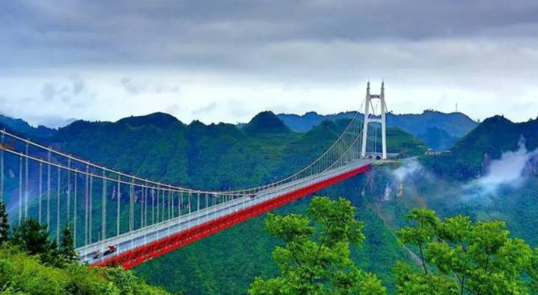 从湖北宜昌东站引出,向南跨越长江,经湖北省五峰县,湖南省石门县,慈利