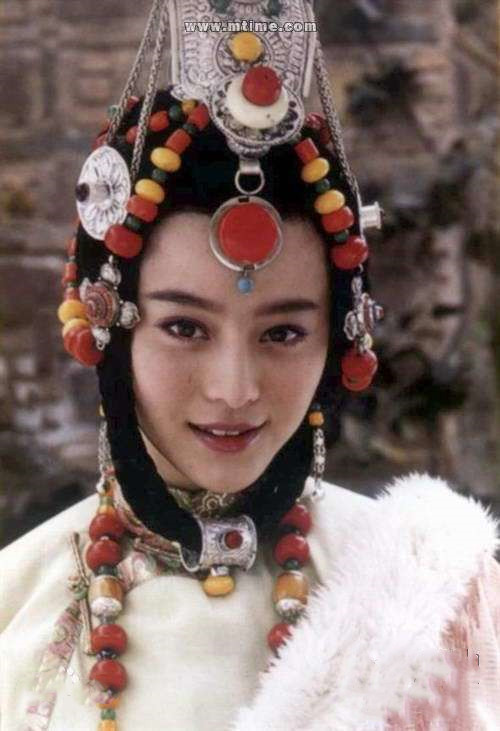 当时范冰冰还年纪轻轻,就出演了女土司茸贡的漂亮女儿塔娜,看似轻浮