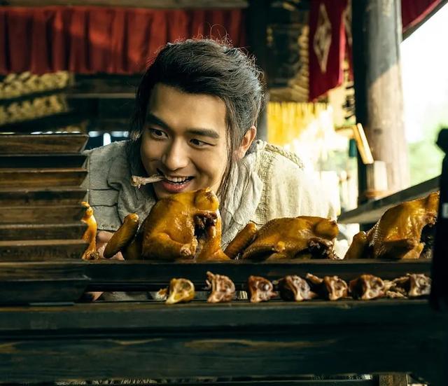 杨紫|路透照身材绝了！杨紫特别出演李现新电影，“童颜夫妇”合体发糖