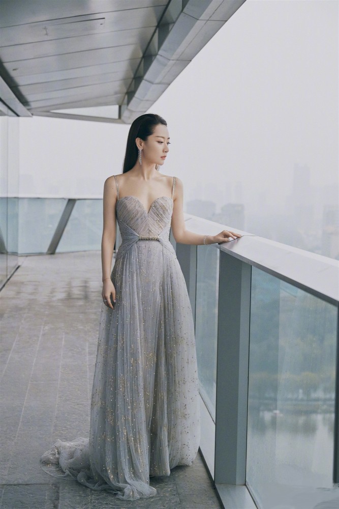 范冰冰|被指用范冰冰名义借礼服，遭范冰冰造型师打脸，白冰晒美照回应