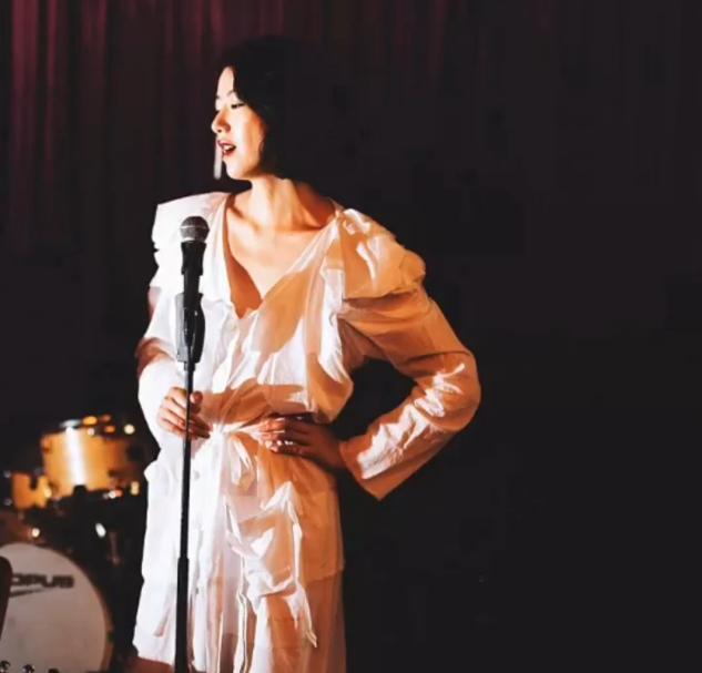 李亚鹏|网友吃饭偶遇李亚鹏，对方还主动来敬酒！身边跟随一孕妇引猜测