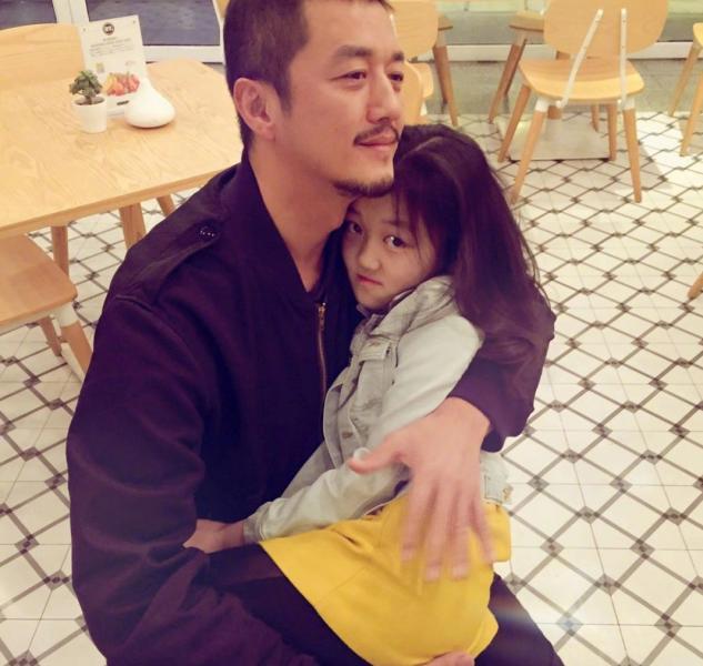 李亚鹏|网友吃饭偶遇李亚鹏，对方还主动来敬酒！身边跟随一孕妇引猜测