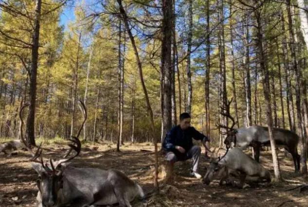 李亚鹏|网友吃饭偶遇李亚鹏，对方还主动来敬酒！身边跟随一孕妇引猜测