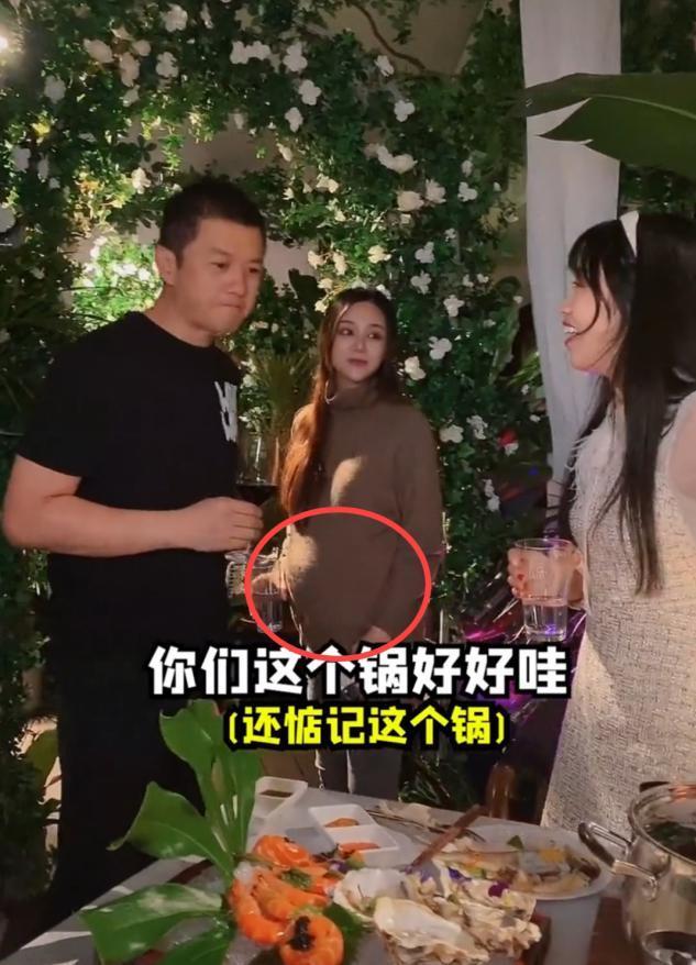 李亚鹏|网友吃饭偶遇李亚鹏，对方还主动来敬酒！身边跟随一孕妇引猜测