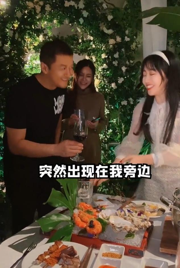 李亚鹏|网友吃饭偶遇李亚鹏，对方还主动来敬酒！身边跟随一孕妇引猜测