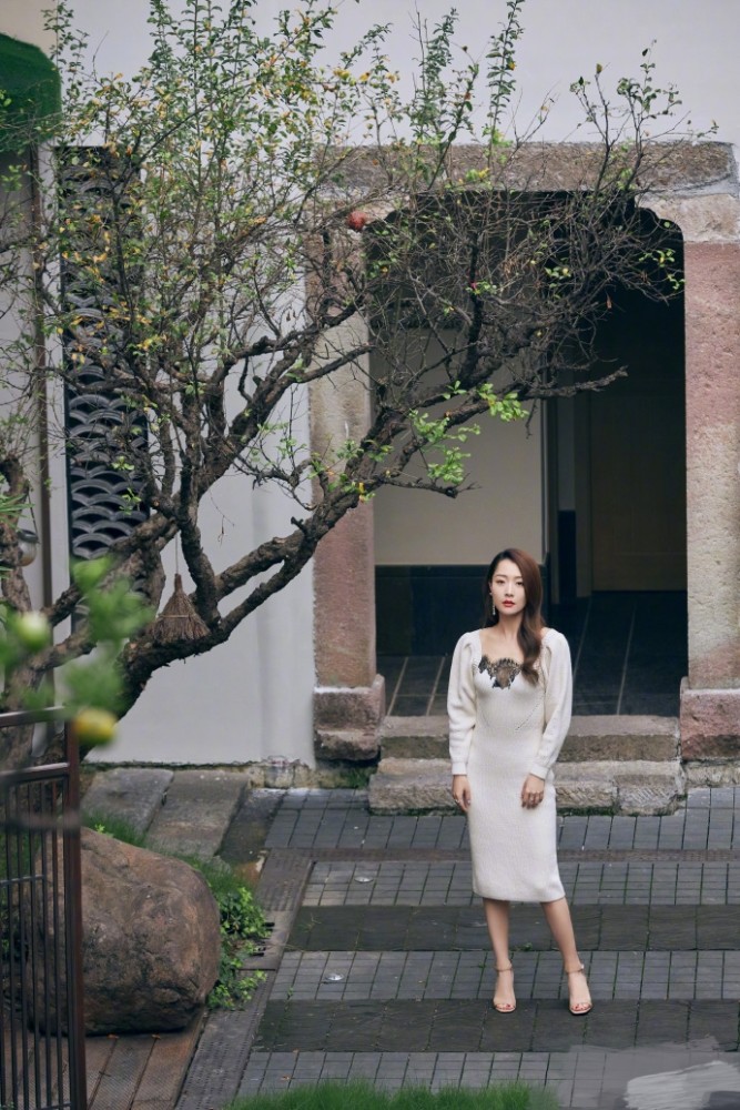 范冰冰|被指用范冰冰名义借礼服，遭范冰冰造型师打脸，白冰晒美照回应