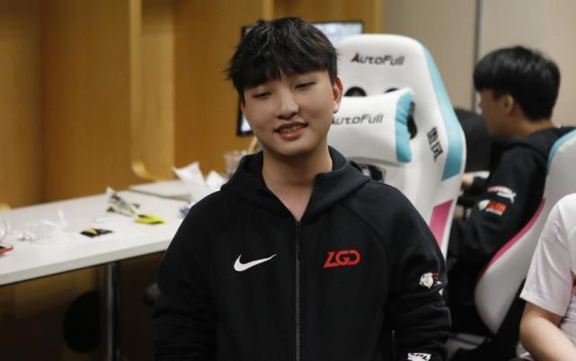 兮夜直播抱怨lol国服环境不想打峡谷之巅坑了还要被挂抖音上