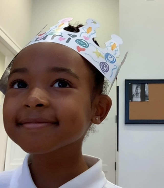 詹姆斯为小女儿庆生唱生日歌,豪宅布置很温馨,布朗尼手举篮球变背景