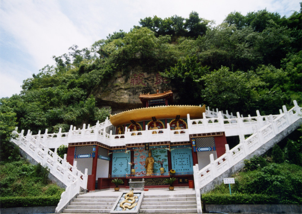 規模更是超過百畝地,周邊有著許多獨特景點想構成,就比如金牛國賓館