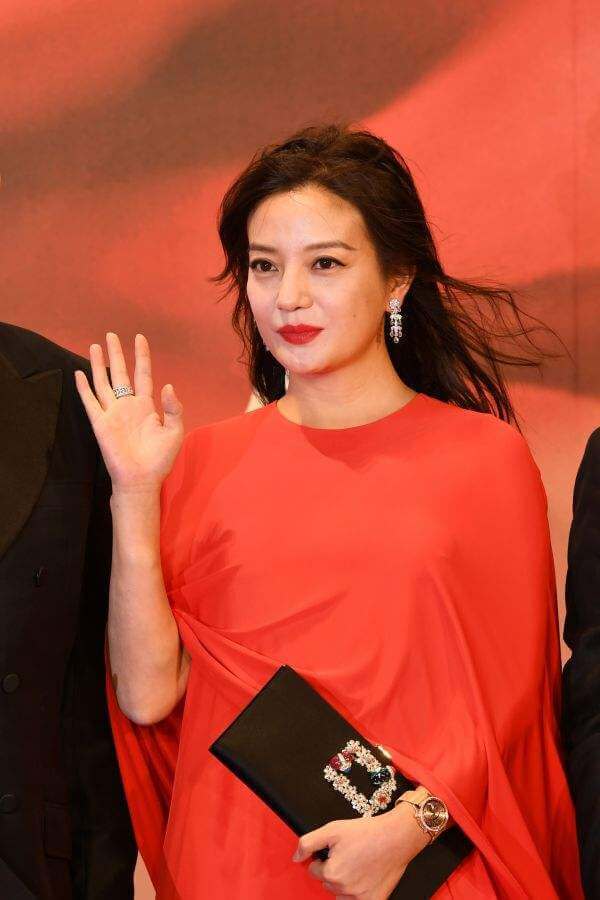 45岁赵薇素颜出镜,身材略微发胖皮肤松弛,"女神"样子太普通