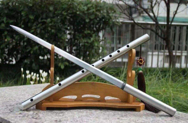 不择手段,身上藏有许多暗器,其中就有笛刀,是日本忍者最爱的武器之一