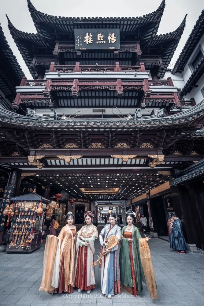 在传统节气到来时,豫园商城内还会有汉服小姐姐与大家一同参与节气