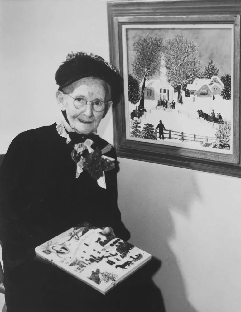 当日,摩西奶奶一袭盛装,在卡洛琳的陪伴下,发表了她人生第一次公共