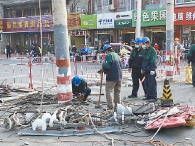 马驹桥镇|多部门协调调度 挡道儿的电线杆终于拆了