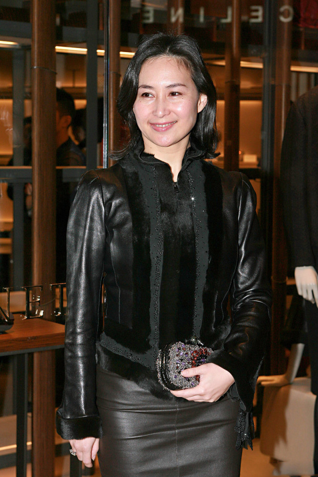 何超琼贵妇气质真自然素颜穿香风呢大衣皮草镶边高跟鞋好少女