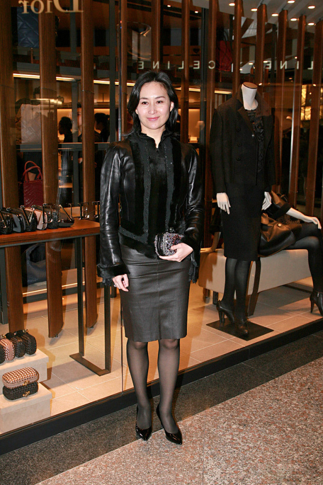 何超琼贵妇气质真自然,素颜穿香风呢大衣皮草镶边,高跟鞋好少女_腾讯