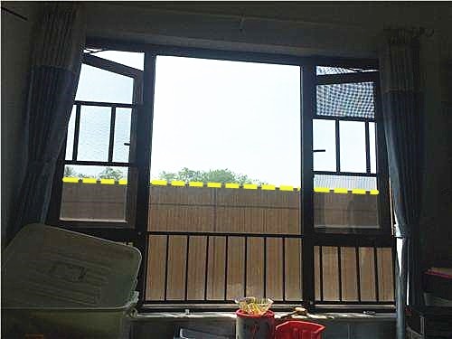 这不是我想要的顶楼,露台墙比窗高,美景全被挡,半点拆改也不让