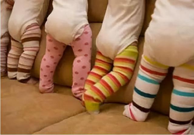 虽然爬行与行走没有必然联系,但还是建议宝宝先学会爬行 1) 锻炼肢体