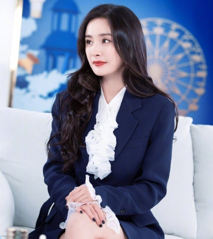 杨幂|杨幂直播忘开美颜，失去十级精修庇护后，这颜值确定34岁了吗？