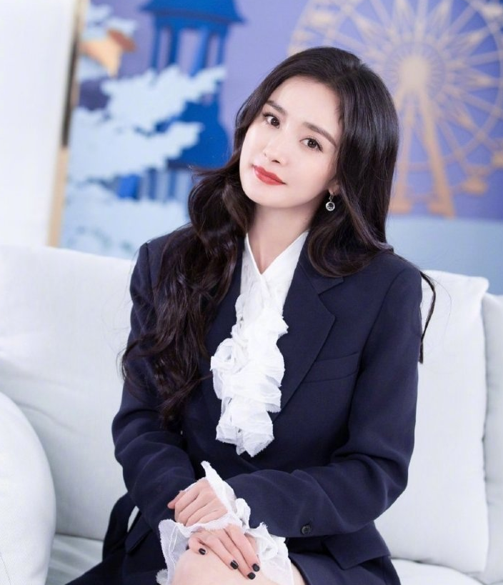 杨幂|杨幂直播忘开美颜，失去十级精修庇护后，这颜值确定34岁了吗？