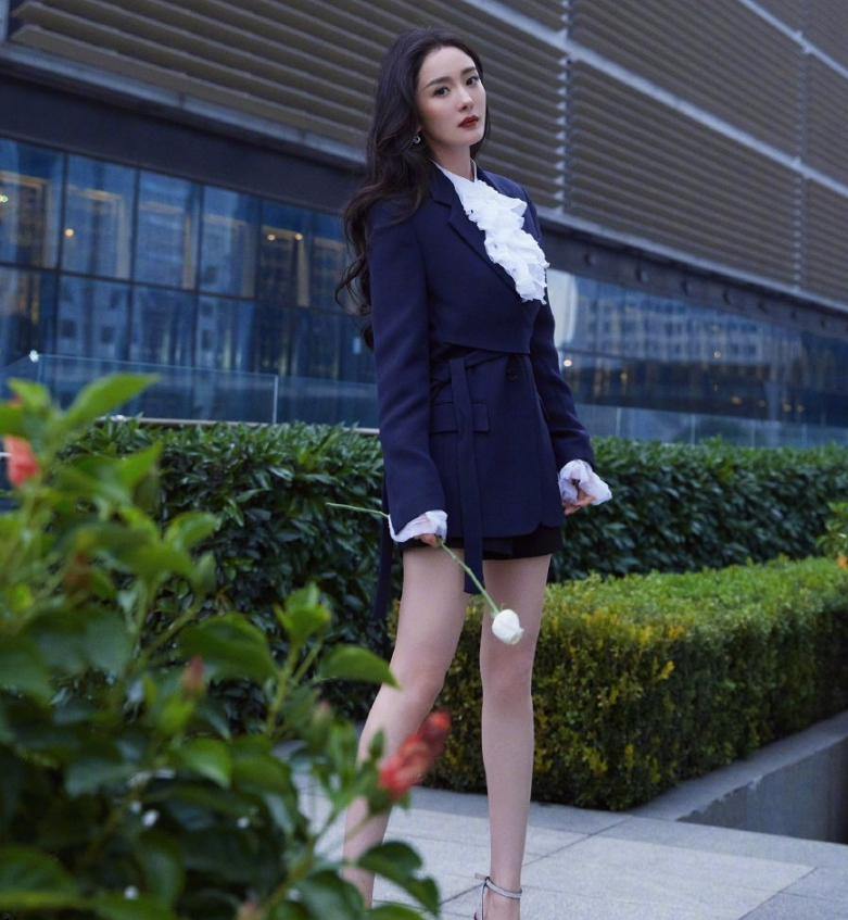 杨幂|杨幂直播忘开美颜，失去十级精修庇护后，这颜值确定34岁了吗？