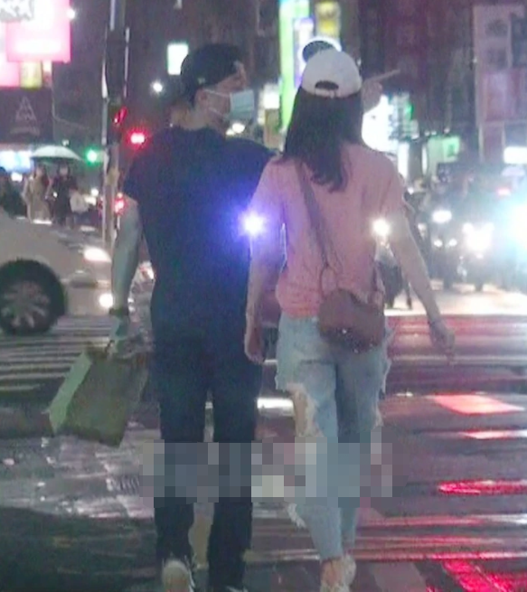 霍建华|霍建华开跑车撇下爱妻，林心如雨中失魄一人放空，网友：真爱难寻