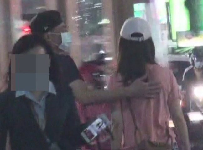 霍建华|霍建华开跑车撇下爱妻，林心如雨中失魄一人放空，网友：真爱难寻