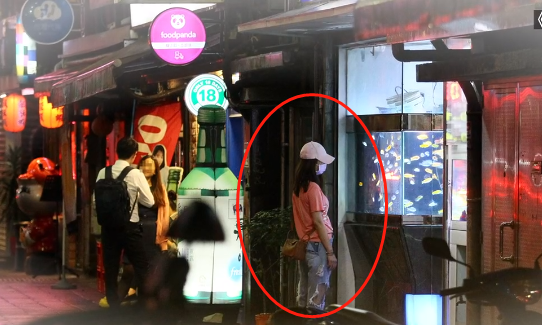 霍建华|霍建华开跑车撇下爱妻，林心如雨中失魄一人放空，网友：真爱难寻