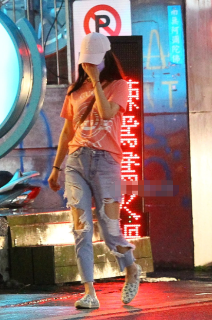 霍建华|霍建华开跑车撇下爱妻，林心如雨中失魄一人放空，网友：真爱难寻