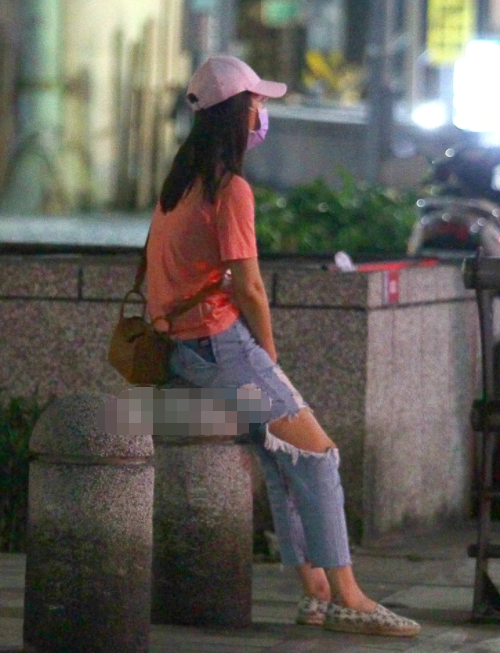 霍建华|霍建华开跑车撇下爱妻，林心如雨中失魄一人放空，网友：真爱难寻