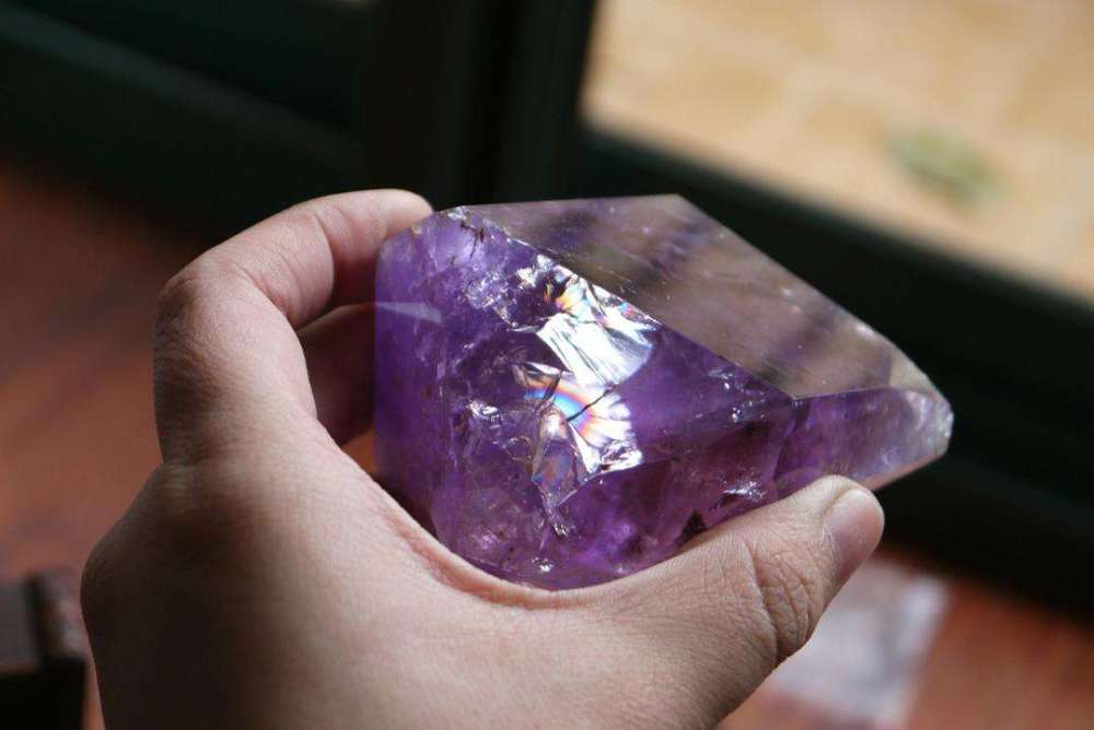 由于裂纹实在是太多,净度也不高的水晶成品也大部分都是注胶加工处理