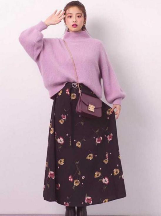 解析:紫色毛衣棕色印花半身裙在女性的穿搭法则里一定少不了温柔色系