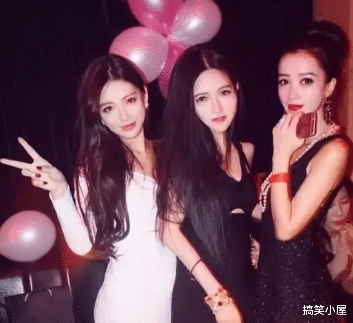昨晚去酒吧,这三个女的非拉着我给她们拍照,还送我相机,她仨啥意思?
