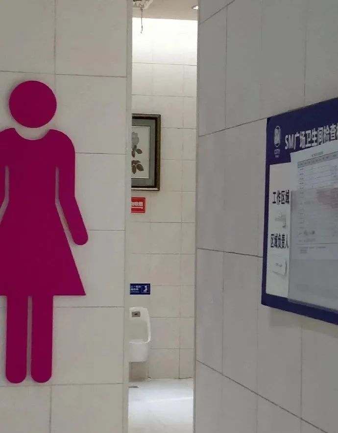 当男童闯进女厕所后被无视的隐私与消失的爸爸