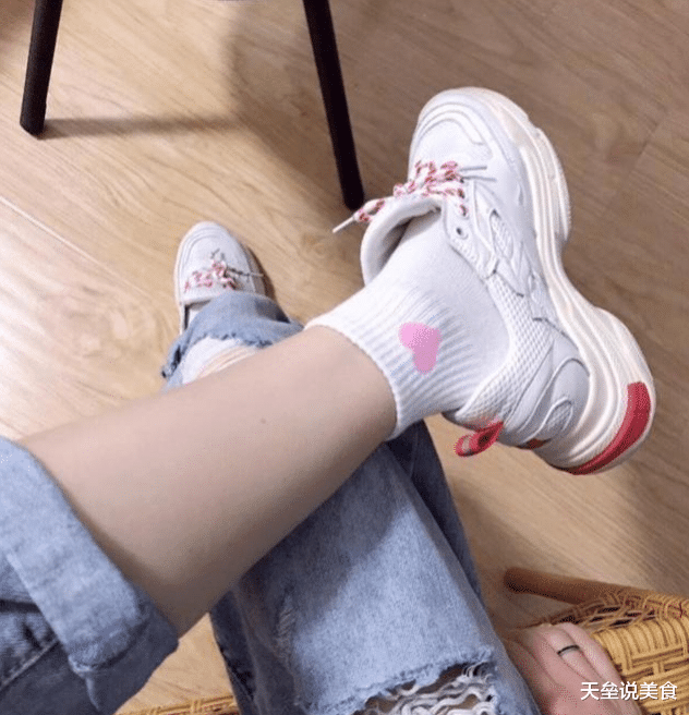 "为什么感觉女生的白袜子能一直保持那么白?这都是表面吧!