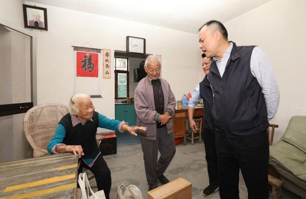 上海奉贤:本土企业爱心慰问 集贤村老人暖心重阳