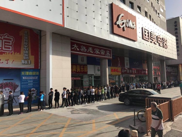 iPhone12开售排队-WordPress极简博客