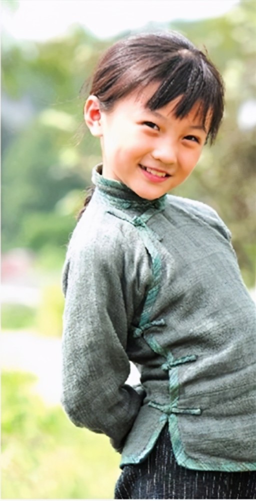 2009年,她搭档陈小艺,寇振海出演《北方有佳人》,角色是童年寄萍.