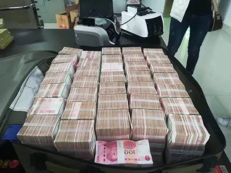 『安置』拆迁补偿安置现场用麻袋装现金 一夜暴富的真实故事,让我酸成了柠檬精！