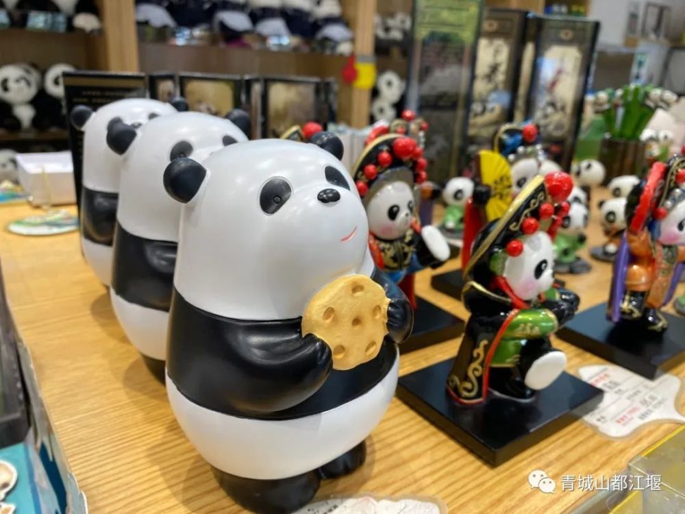 都江堰人手一只大熊猫的事瞒不住了