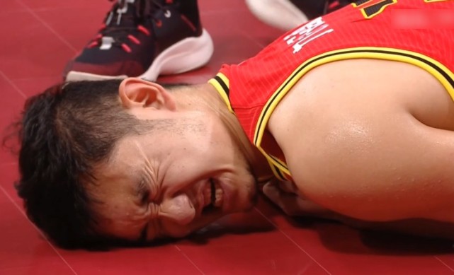 cba突发一幕吉林大将横摔落地表情痛苦全场弥漫凝重气氛